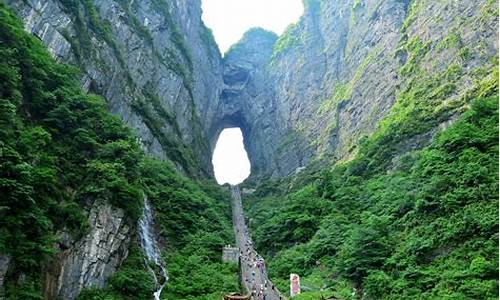 张家界旅游景点天门山玻璃栈道_张家界天门玻璃栈道的简介